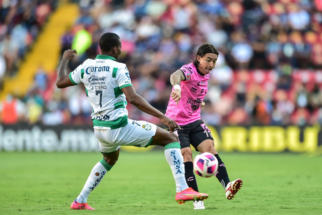 Con doblete de Ayrton Preciado al 4' y al 28' y gol de Diego Valdés al 87', Santos sale victorioso en su visita a Querétaro 2-3.