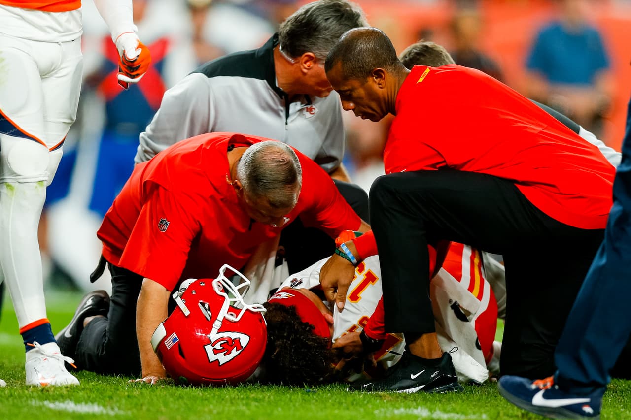 Los Kansas City Chiefs vencen a los Denver Broncos 30-6, pero pierden a Patrick Mahomes por lesión en la rodilla.