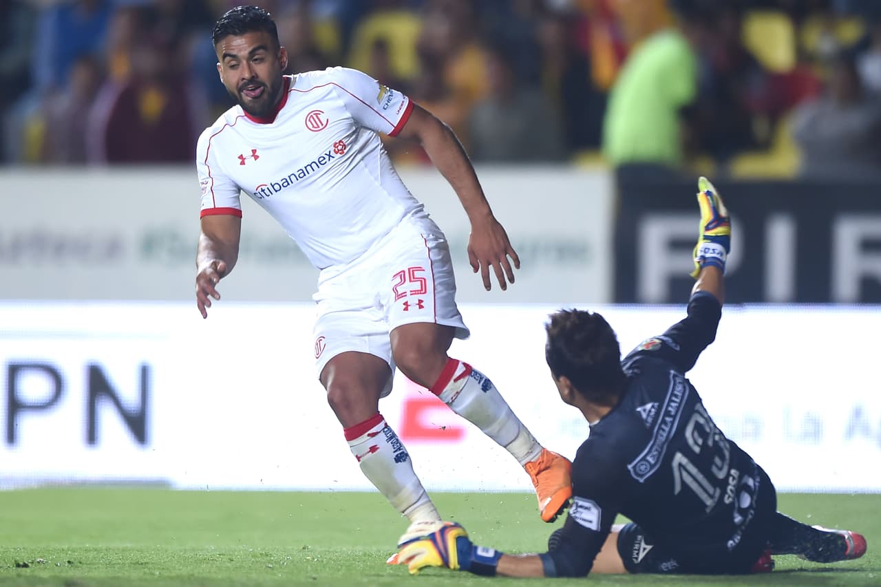 Alexis Canelo estuvo muy activo en ataque y vería correspondido su esfuerzo en los minutos finales.