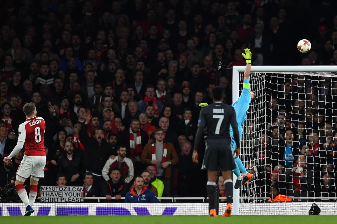 El balón pasó por encima del arquero que había salido a cortar el pase, pero que se vio sorprendido por esa definición exquisita.
