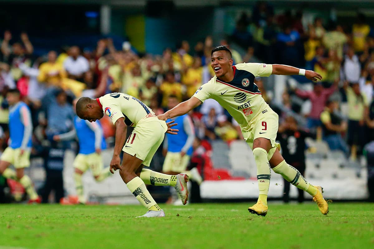 La celebración colombiana del América con Roger Martínez (derecha) y el autor del gol del empate Andrés Ibargüen (izquierda).