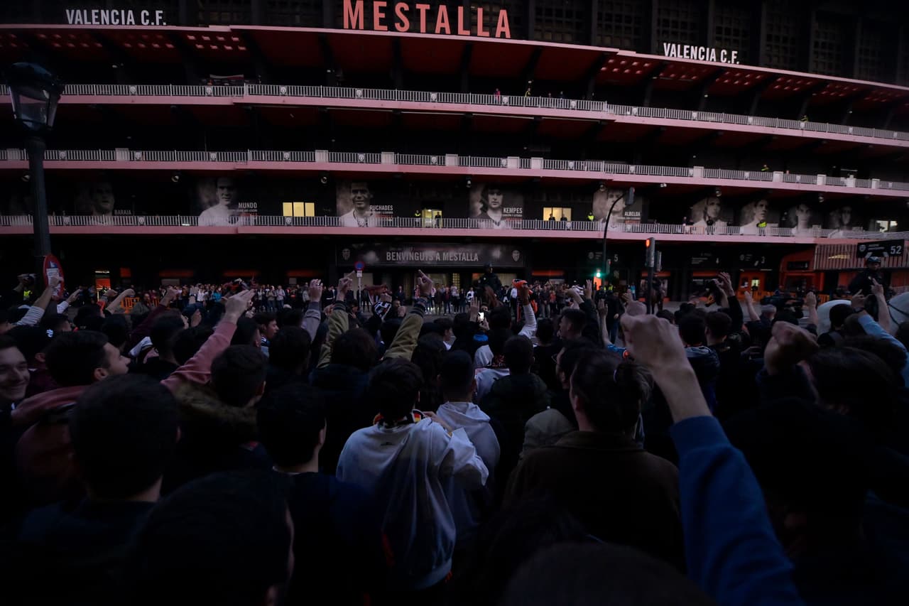 Los aficionados de Valencia alentando a su equipo afuera del Mestalla tras la emergencia del coronavirus.