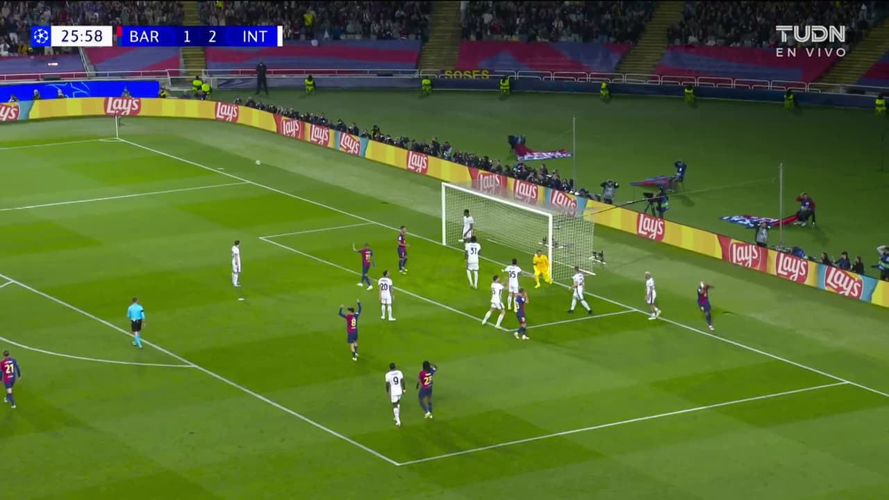 ¡CERCA! Lamine Yamal disparó que se estrella en el poste.