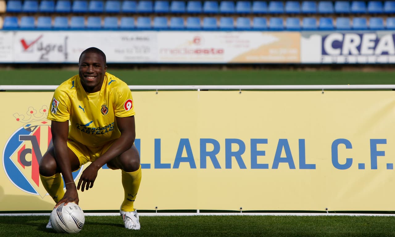 Tras año y medio emigró a España donde también se convirtió en el primer estadounidense en marcar un gol.