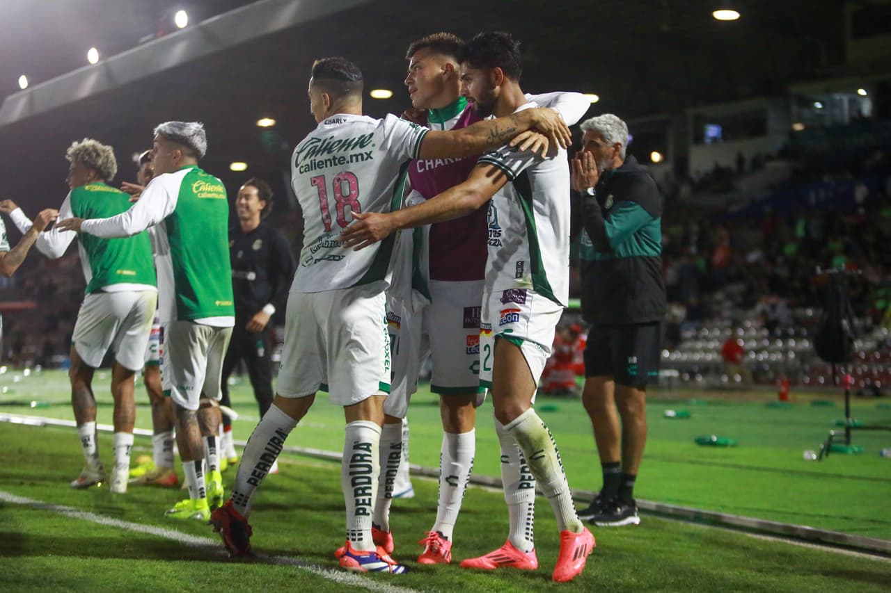 Mauricio Isaís celebra el gol del triunfo.