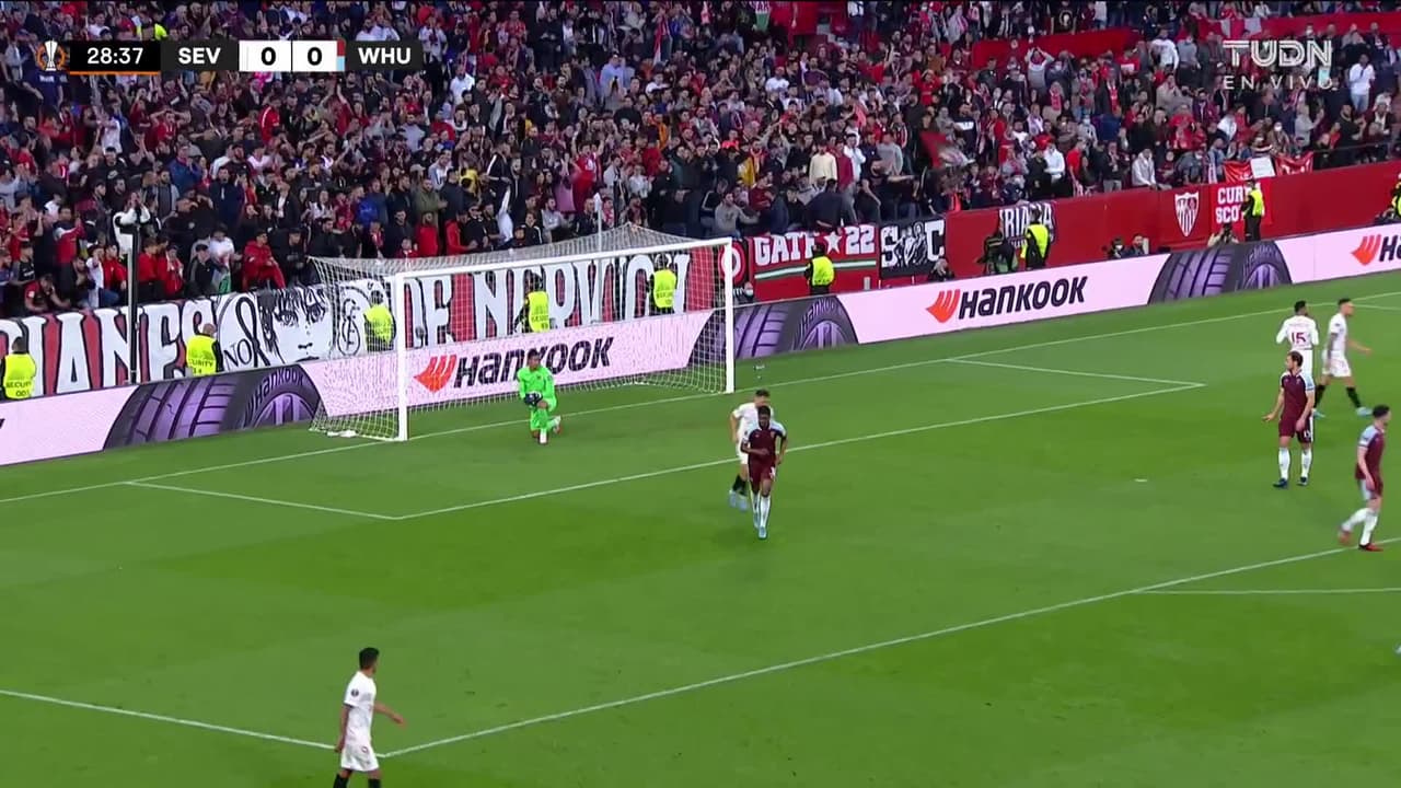 ¡TIRO ATAJADO! disparo por Youssef En-Nesyri.