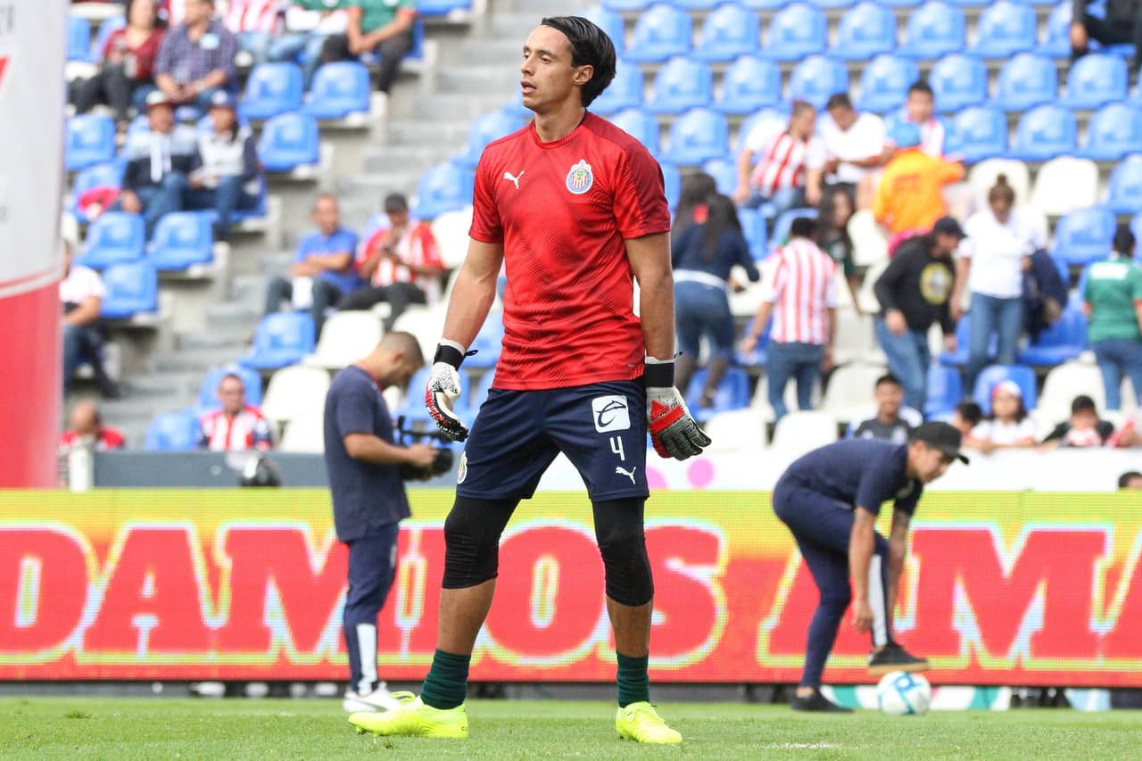 José Antonio Rodríguez, guardameta de Chivas despejando el balón.