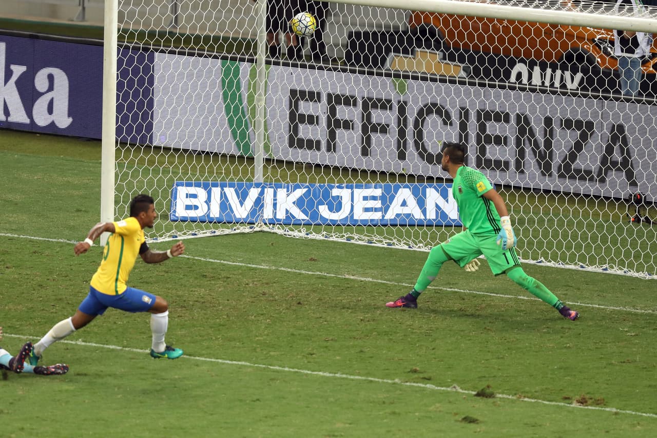 El tercer gol de Brasil llegó en el segundo tiempo al minuto 14, con un remate dentro del área de Paulinho.