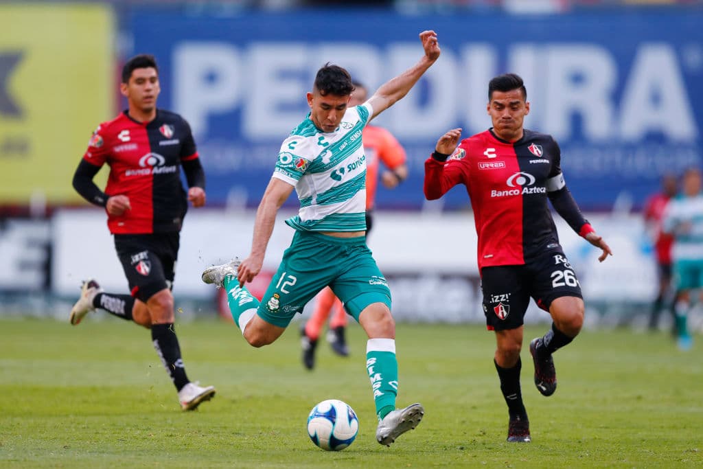 Campos Chagoya marcó desde los 10’ de juego el primer tanto del partido. En el último suspiro, Herrera (90+4’) marcó el primer gol de los rojinegros en la competición. Los laguneros llegaron a 9 puntos y Atlas comparte el sótano con Pachuca con 2 unidades. En la J6, los rojinegros visitarán a los Tuzos y Santos recibirá a los Rayados.