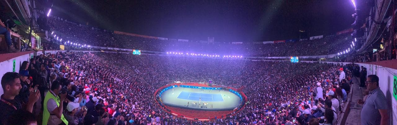 Hay de todo y para todos en las inmediaciones de la Monumental: chistorra, paella, juegos, souvenirs... ¡el ambiente es insuperable!