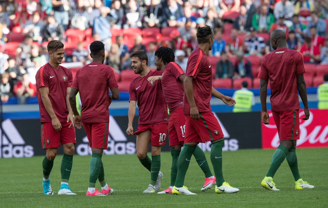 Al tiempo, los jugadores portugueses se tomaban con alegría el momento.