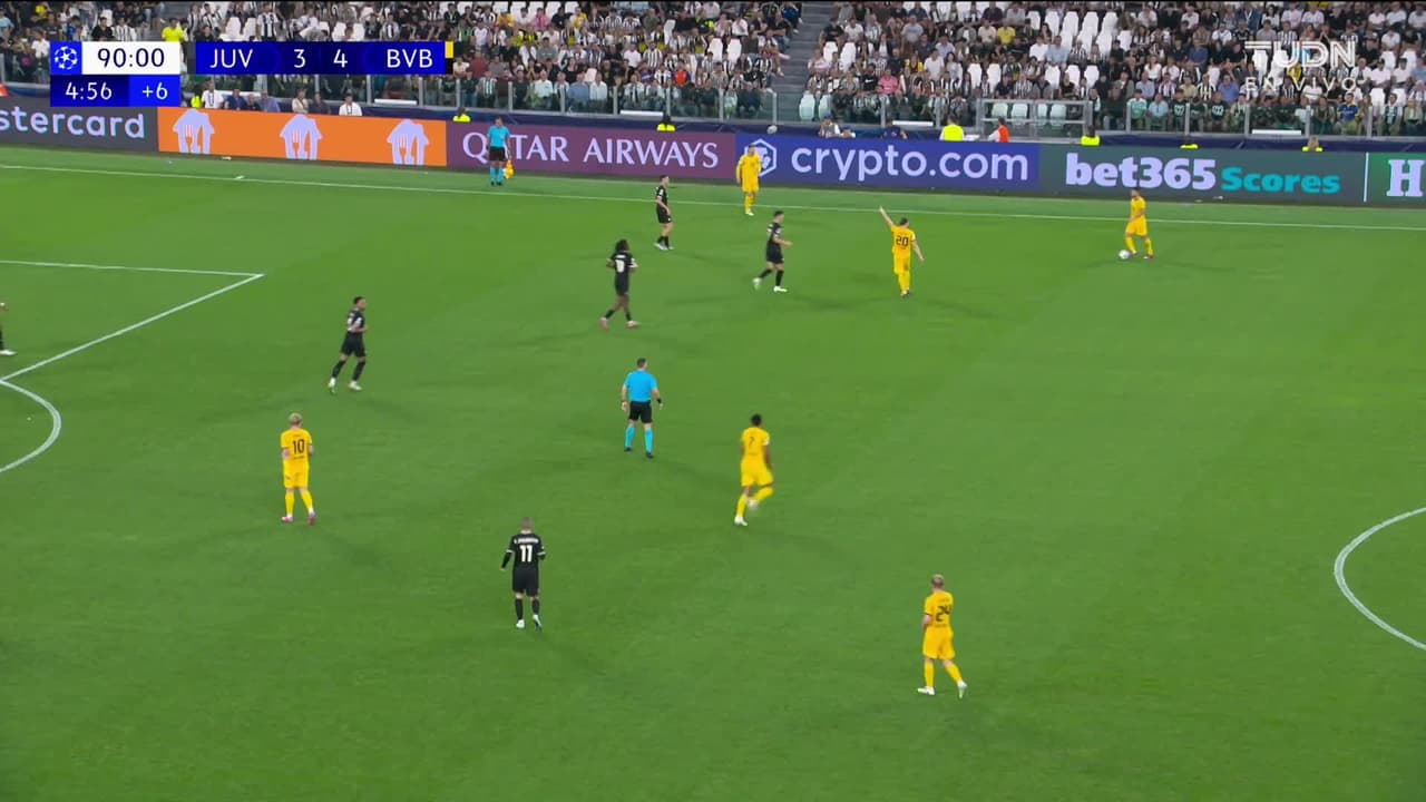 ¡GOL!  anota para Juventus. Lloyd Kelly