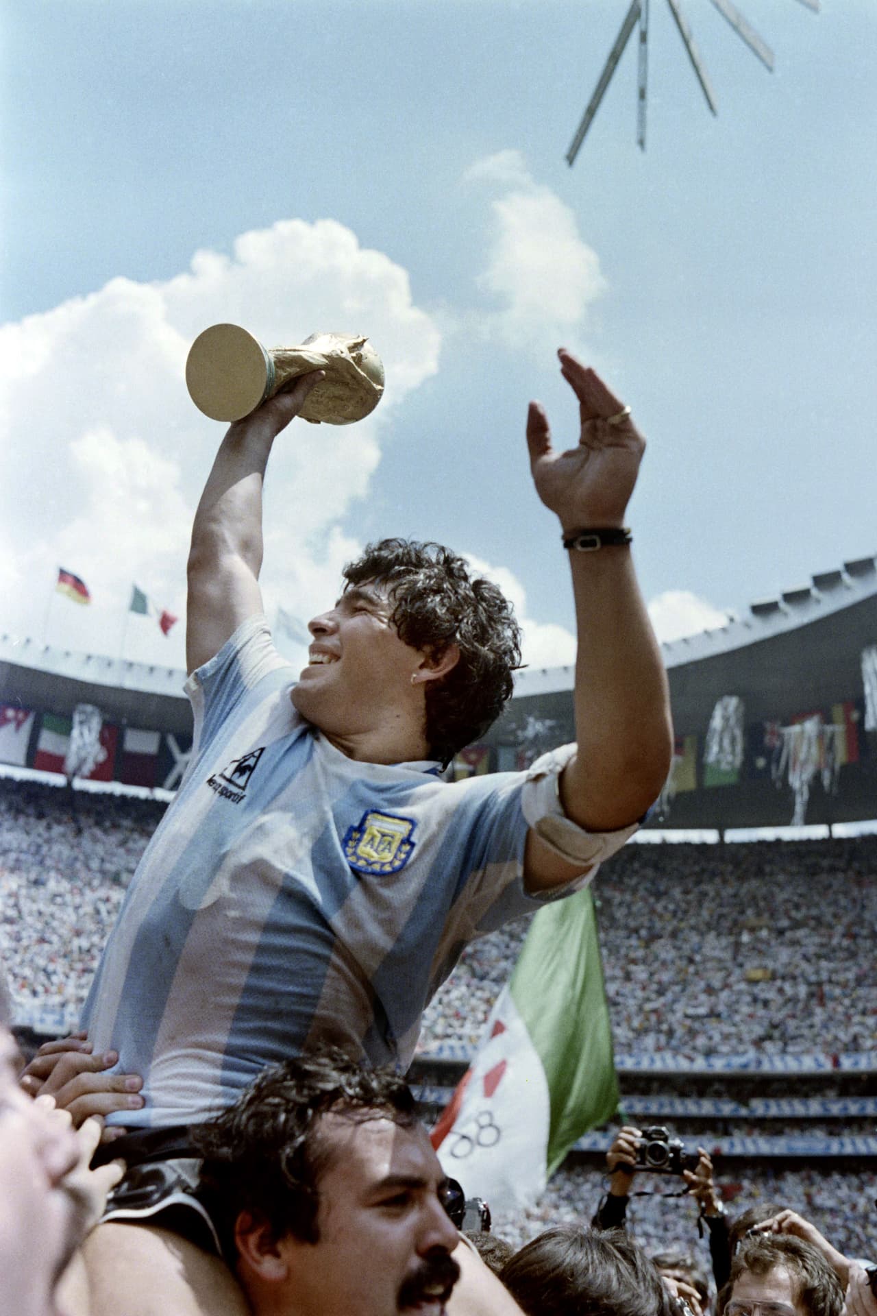 El argentino Diego Maradona jugó cuatro mundiales (1982, 1986, 1990 y 1994), siendo campeón en 1986 y subcampeón en 1990.