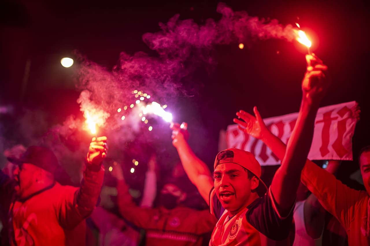 El Estadio Cuauhtémoc lució por momentos como una sucursal del Akron a minutos del juego trascendental entre Puebla y Chivas en busca de los Cuartos de Final.