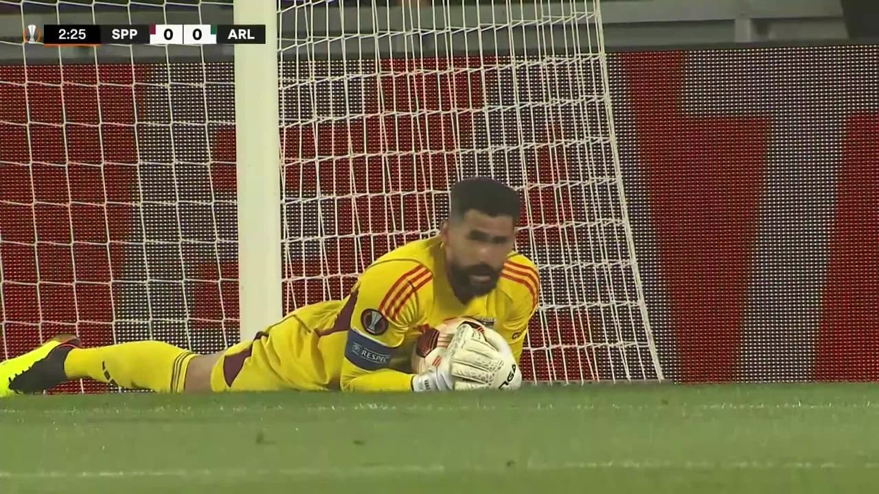 ¡TIRO ATAJADO! disparo por Lukás Haraslín.