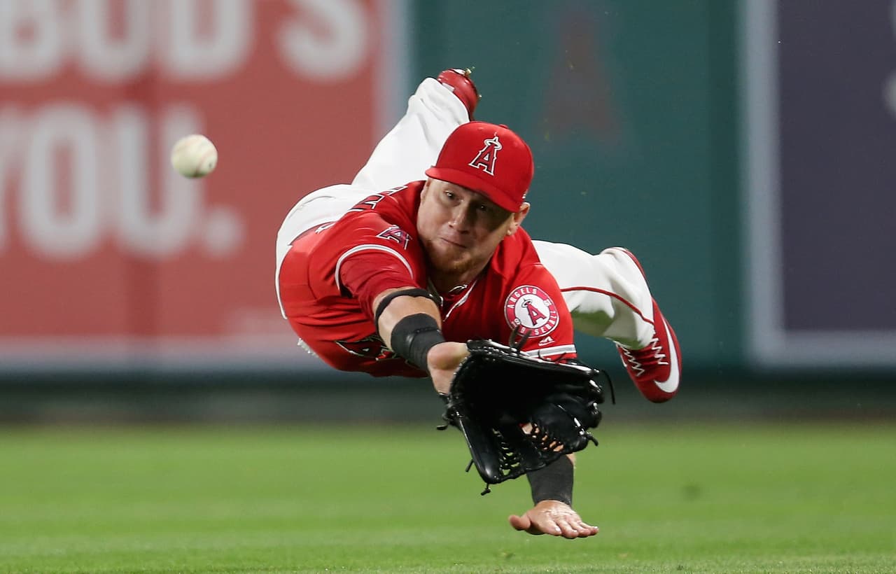 TEX 8 – 3 LAA: Kole Calhoun intentó esta espectacular atrapada.