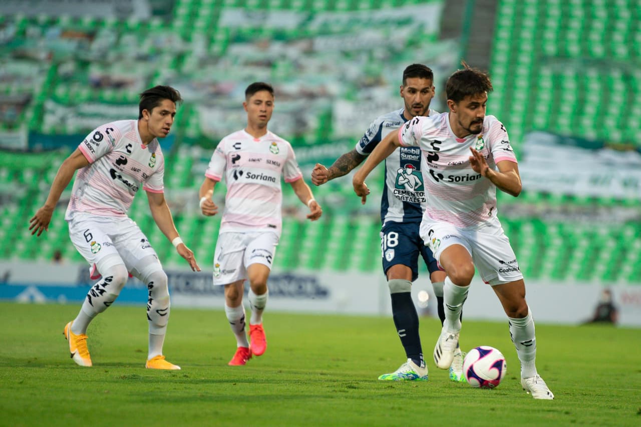 Los locales arrancan con la posesión del balón ty se sienten más comodos en el terreno de juego.