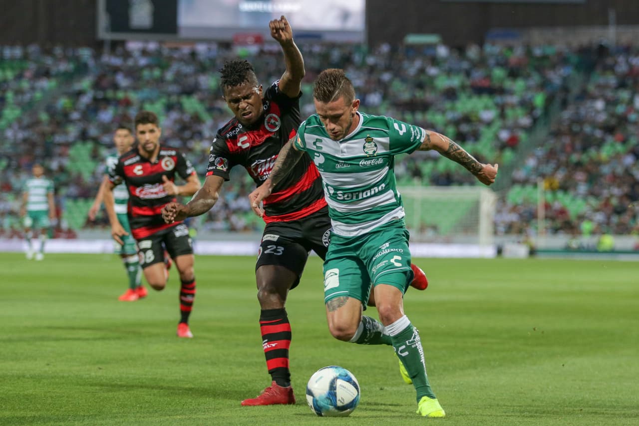 El uruguayo Brian Lozano se sumó al ataque de Santos Laguna, pero Xolos fue aplicado desde lo táctico.
