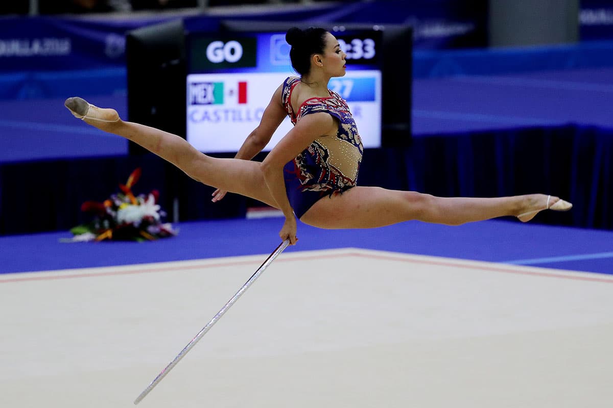 La mexicana Rut Castillo en su rutina individual de aro en la gimnasia rítmica.