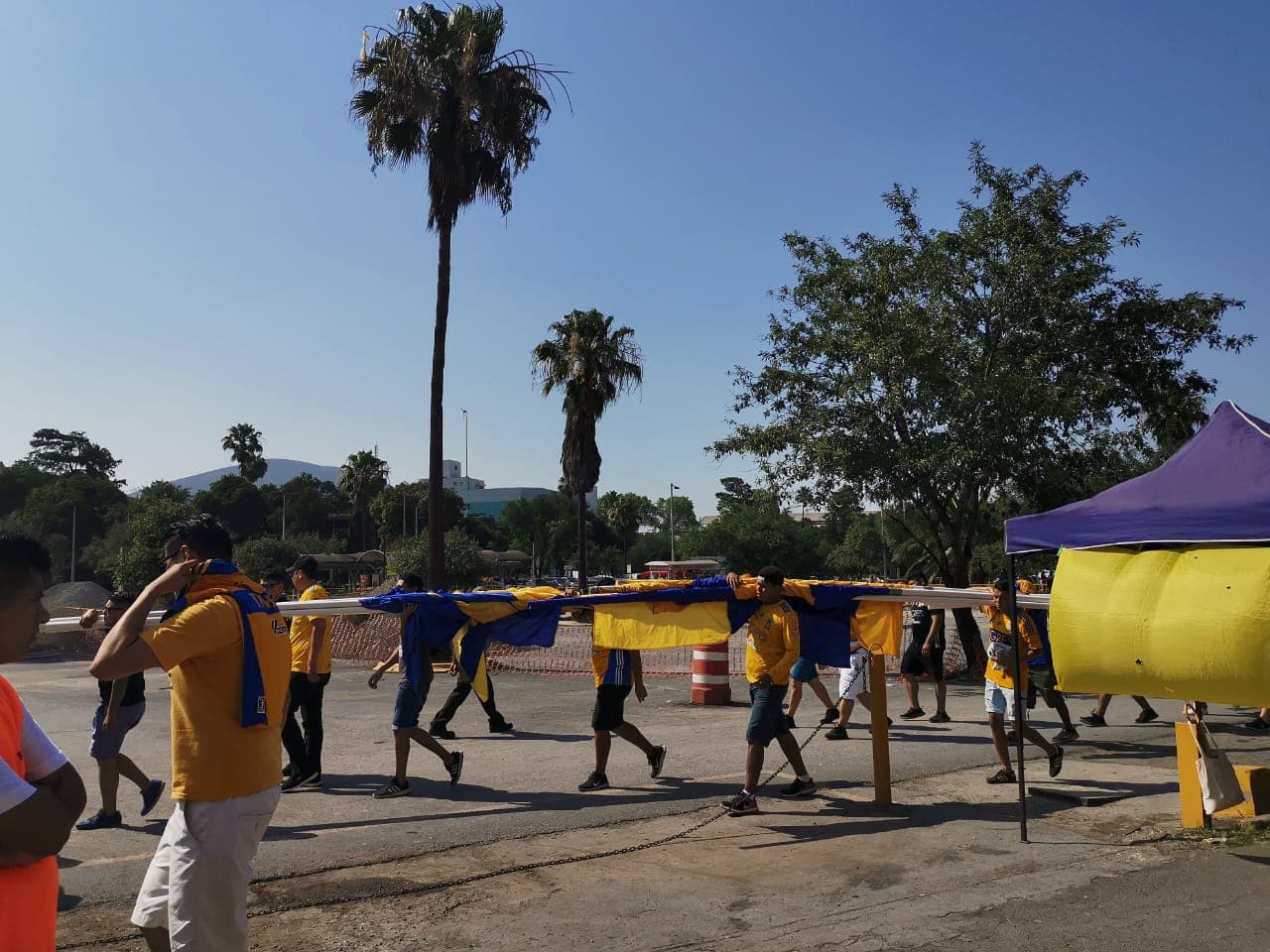 La caravana de fanáticos de Tigres se acerca al 'Volcán' para el juego de vuelta de la Semifinal del Clausura 2019 contra Rayados.