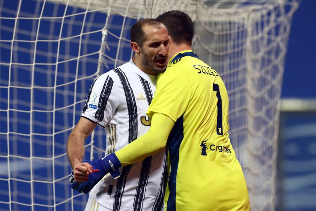 La Juventus derrota al Napoli en un emocionante partido. Cristiano Ronaldo fue el encargado de darle la ventaja a su equipo, sin embargo, en el último minuto del encuentro, Alvaro Morata fue el encargado de poner la cereza en el pastel y así la Vecchia Signora se lleva la Supercopa de Italia.