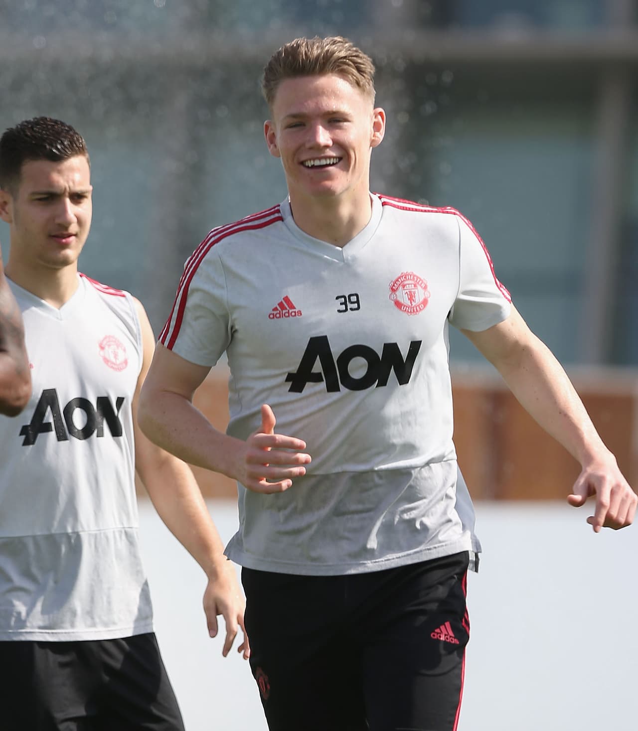 La alegría y buena energía son frecuentes en Manchester United con el técnico Ole Gunnar Solskjaer, tras la salida del portugués José Mourinho, y así quedó expuesto en su entrenamiento en Dubai.