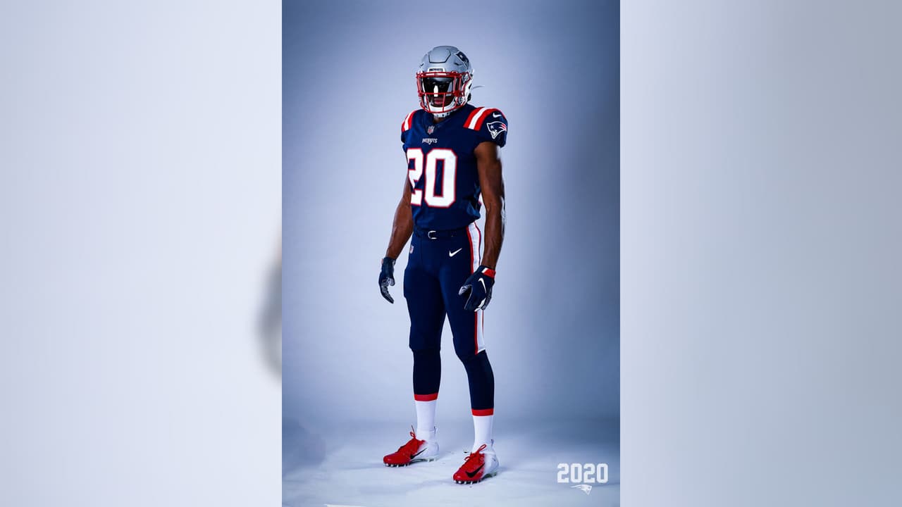 Los Patriots ya sin la presencia de Brady y en modo de reestructuración presentaron su nueva indumentaria para la temporada 2020 en la NFL. El color azul es muy similar al modelo color rush y el blanco es una adaptación combinando con las licras azules.