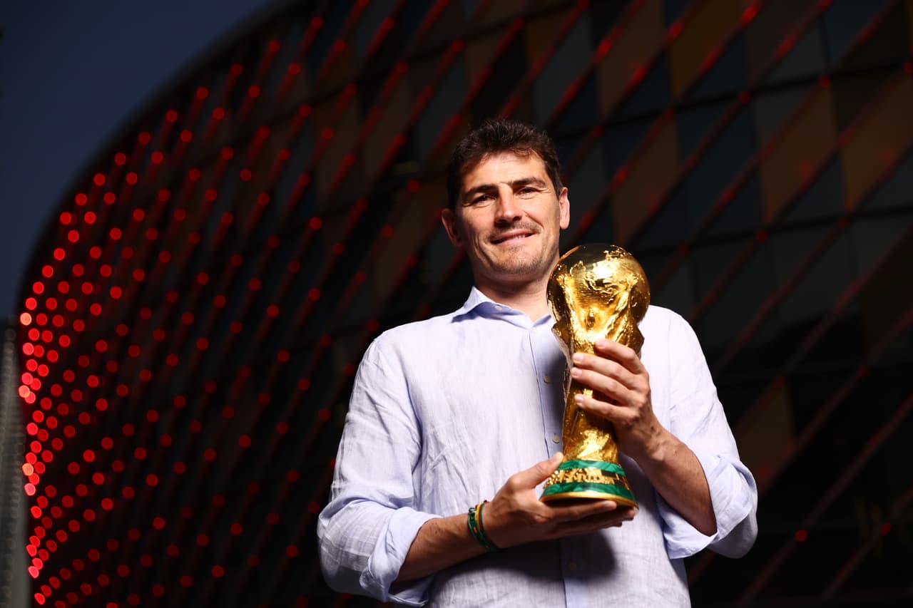 Iker Casillas levanta la mano para jugar Qatar 2022 con España