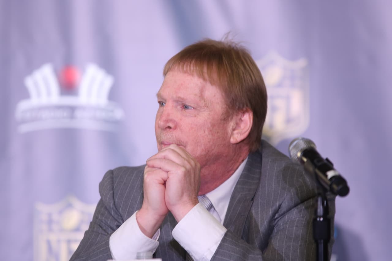 Mark Davis tiene que resolver el posible cambio de sede de los Raiders, mientras tanto está feliz por el partido contra Houston en la Ciudad de México.