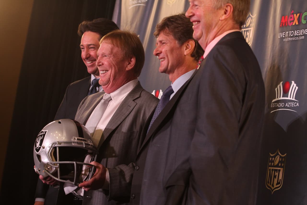 Directivos de Oakland Raiders encabezados por el dueño Mark Davis, encantados por el partido en la Ciudad de México.