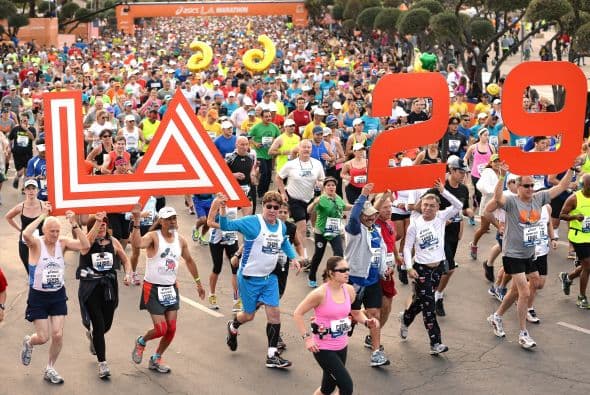 El maratón de L.A. lleno de colorido y eso que andaban a las carreras.