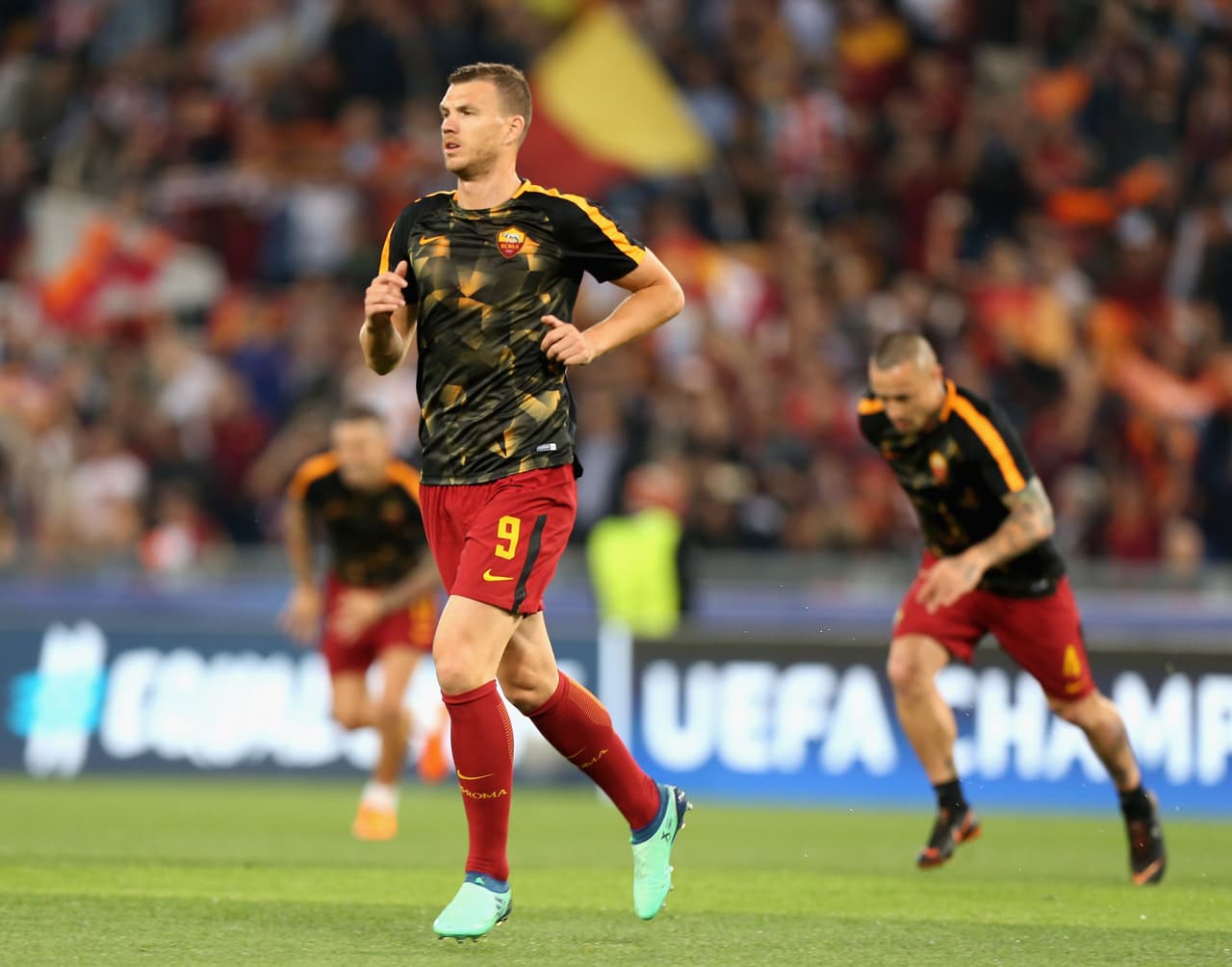 Milán quiere tener al bosnio Edin Dzeko en sus filas y para eso pondría como parte del cambio al colombiano Carlos Bacca para Roma.