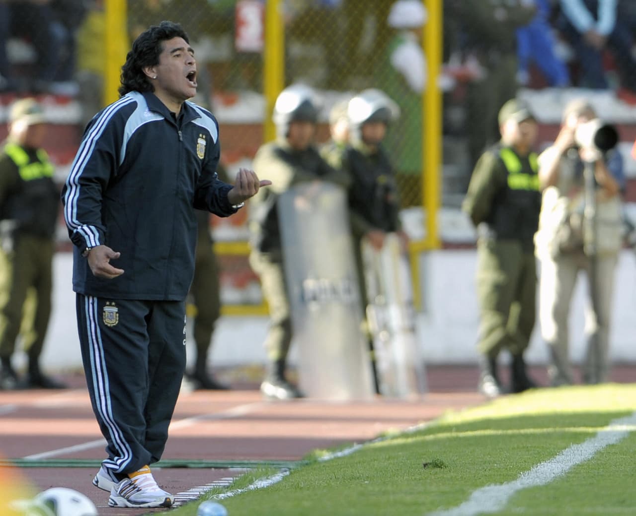 Aquella selección Albiceleste, dirigida por Diego Maradona, se vio sorprendida por los del altiplano y quedó complicada en su camino a Sudáfrica, aunque al final clasificarían.