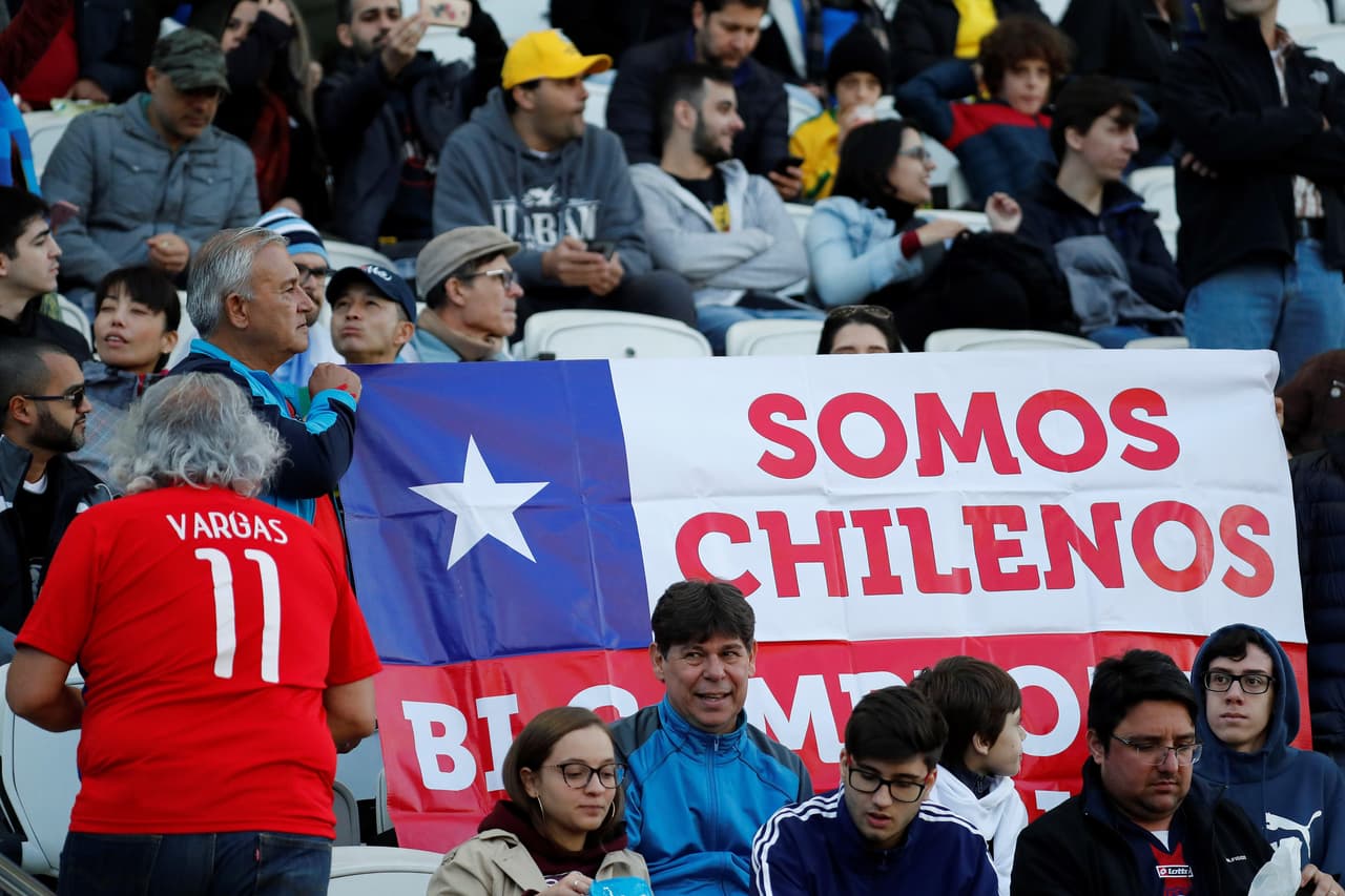 El Arena Corinthians vibró este sábado en la previa del juego entre Argentina y Chile por el tercer lugar de la Copa América. Las dos Finales pasadas en las que La Roja venció aún están en el recuerdo de la Albiceleste, pero más allá de eso se vivió con mucha alegría en las tribunas.