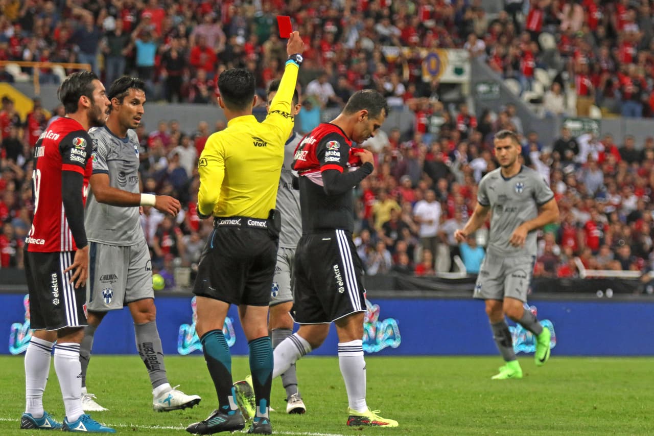 Al minuto 39 del segundo tiempo, fue el capitán Rafael Márquez el que vio la tarjeta roja en un penalti en contra, el segundo del partido, contra Atlas.