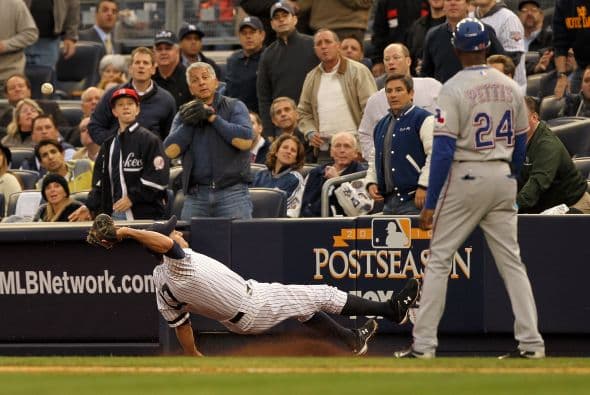 El primera base Lance Berkman dio un susto al resbalarse buscando un batazo en zona de foul. El temor creció, debido a que el día anterior los Yankees perdieron a Mark Teixeira por lesión.