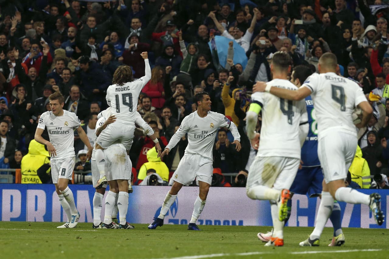 En un tiro libre cerca de la media luna, Cristiano Ronaldo tomó la pelota y cobró con un tiro ajustado que partió a la barrera y concretó la anhelada remontada en Madrid para meter a los blancos en la semifinal de la Champions.