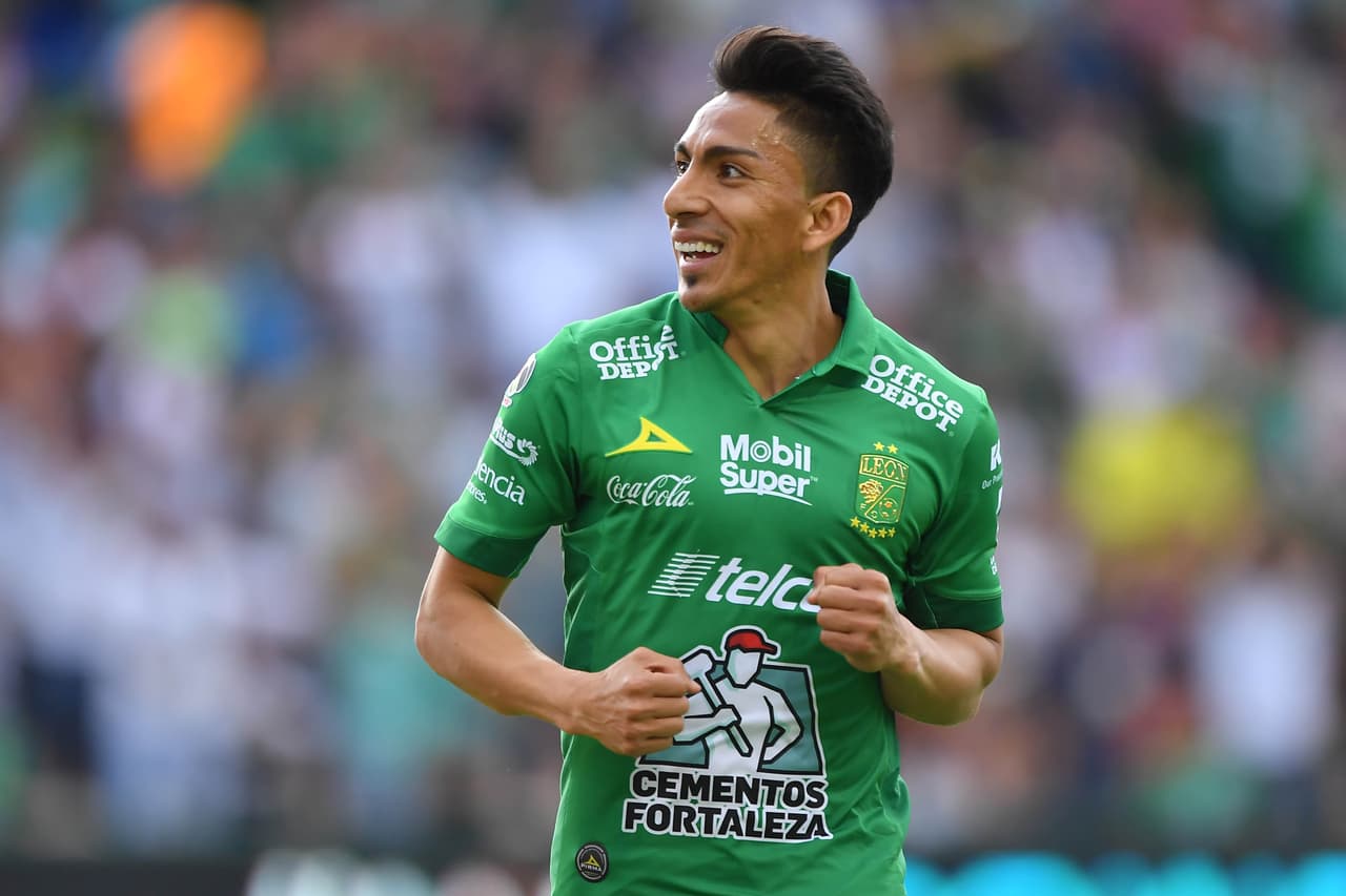 <b>1) Ángel Mena.</b> El mediocampista ofensivo ecuatoriano atraviesa la mejor temprada de toda su carrera en el fútbol profesional. El otrora Cementero, suma 1406 minutos en 16 partidos. No solo fue el campeón goleador de la Liga MX con 14 anotaciones, sino tambien el líder en asistencias con 10, siendo un jugador con una doble valía: capaz de anotar goles y de fabricarlos con sus pases.