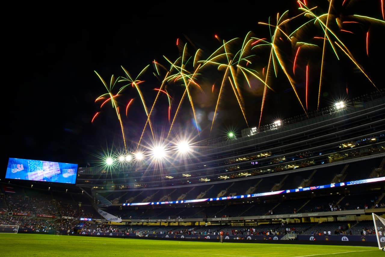 Antes del encuentro, fuegos artificiales por el Día de la Independencia de Estados Unidos en Chicago.
<br>