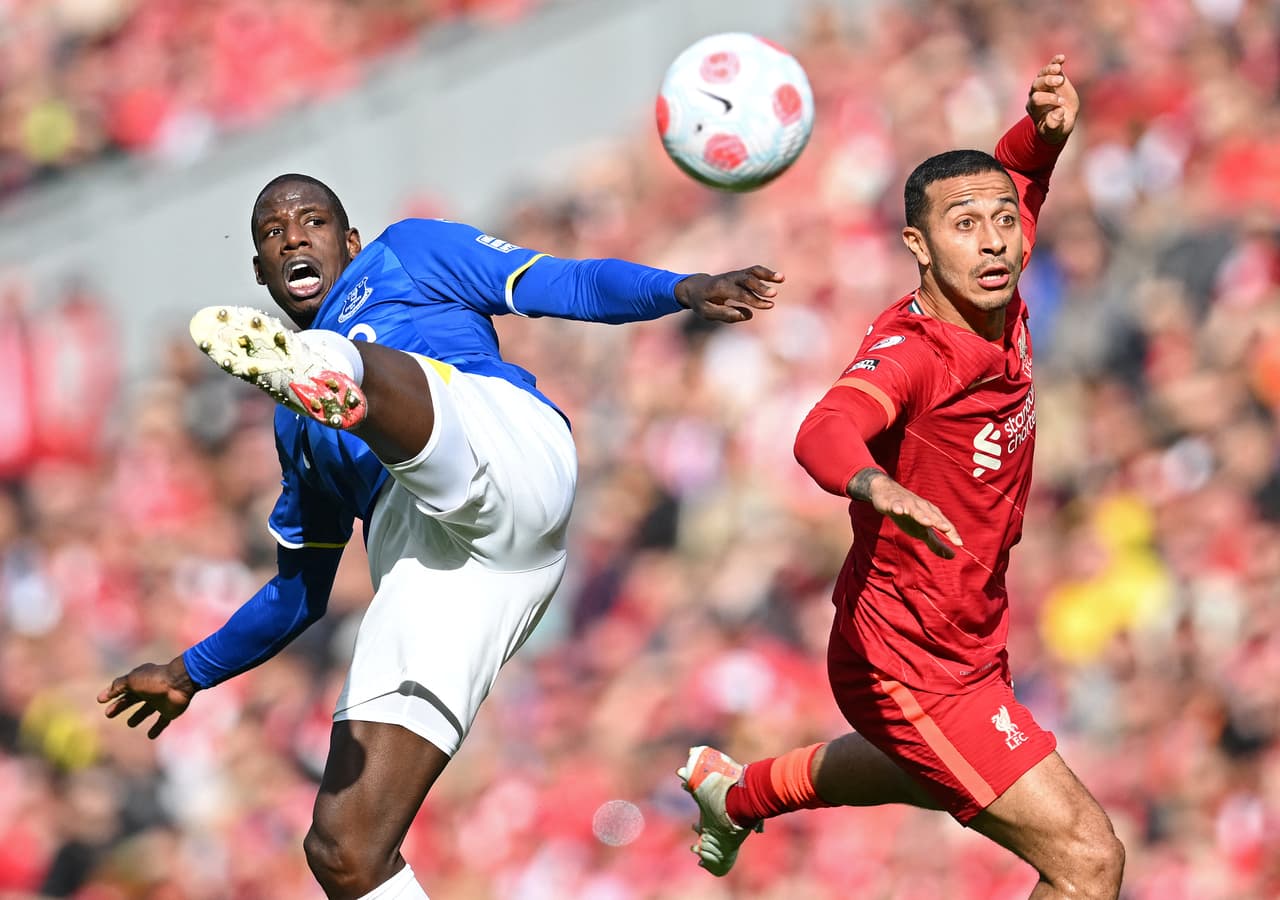 Liverpool derrotó al Everton gracias a los goles de Andrew Robertson y Divock Origi.