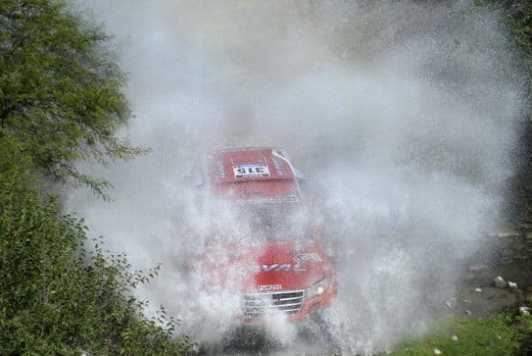 'Nani' sigue en lo más alto de la clasificación general con media hora de ventaja a Terranova y más de 33 minutos a Peterhansel, actual campeón del rally.