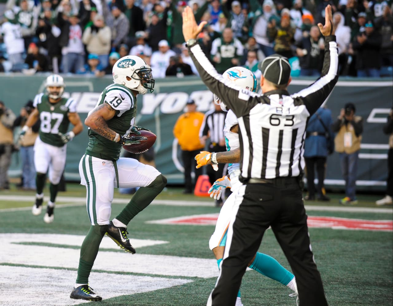 Los Jets continúan en la lucha por el comodín en la AFC al derrotar 38-20 a los Dolphins, checa las mejores tomas del partido.