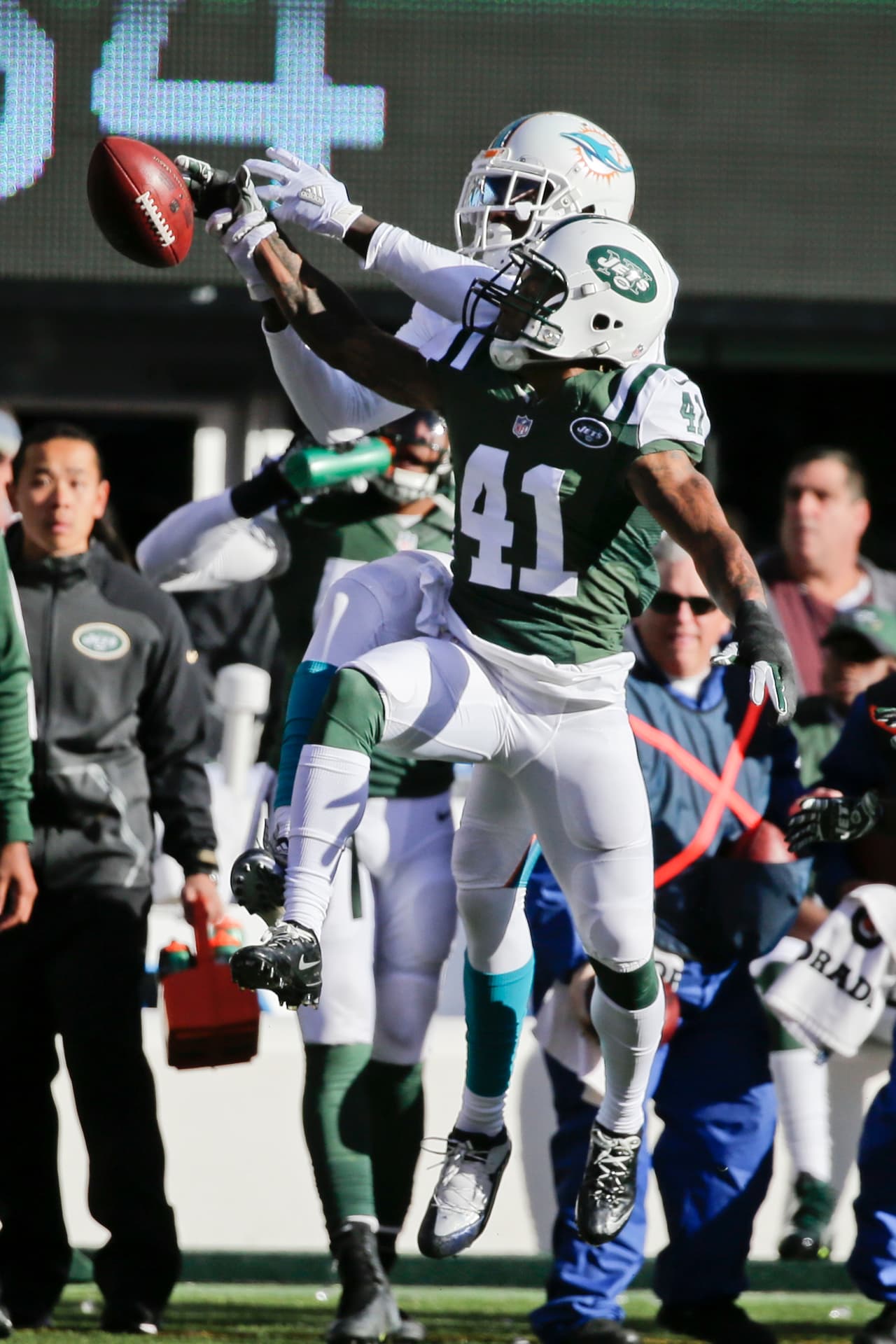 Los Jets continúan en la lucha por el comodín en la AFC al derrotar 38-20 a los Dolphins, checa las mejores tomas del partido.