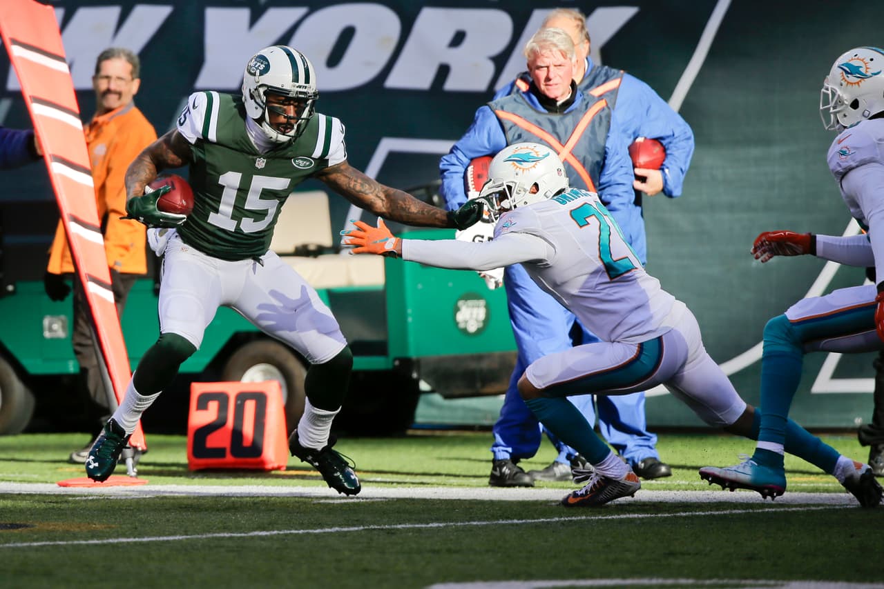 Los Jets continúan en la lucha por el comodín en la AFC al derrotar 38-20 a los Dolphins, checa las mejores tomas del partido.