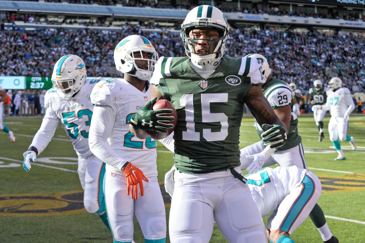 Los Jets continúan en la lucha por el comodín en la AFC al derrotar 38-20 a los Dolphins, checa las mejores tomas del partido.