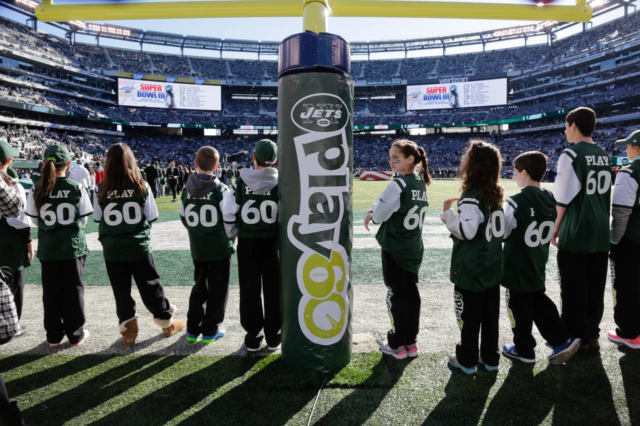 Los Jets continúan en la lucha por el comodín en la AFC al derrotar 38-20 a los Dolphins, checa las mejores tomas del partido.