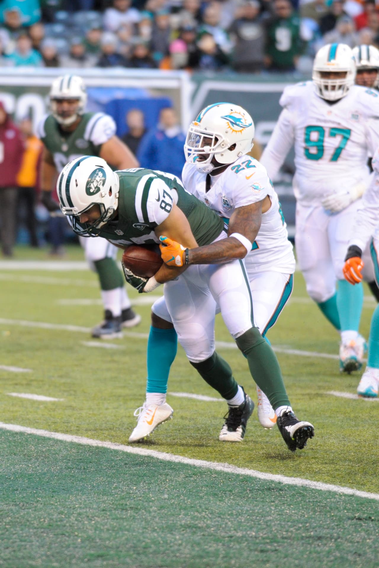Los Jets continúan en la lucha por el comodín en la AFC al derrotar 38-20 a los Dolphins, checa las mejores tomas del partido.