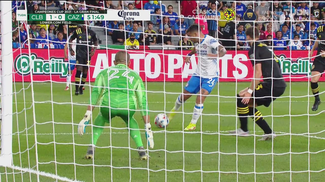 ¡Se salva Columbus! Juan Escobar manda su tiro directo al metal