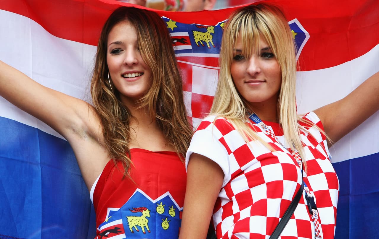 Disfruta de las mejores imágenes de las aficionadas croatas que partido a partido apoyan a su selección.