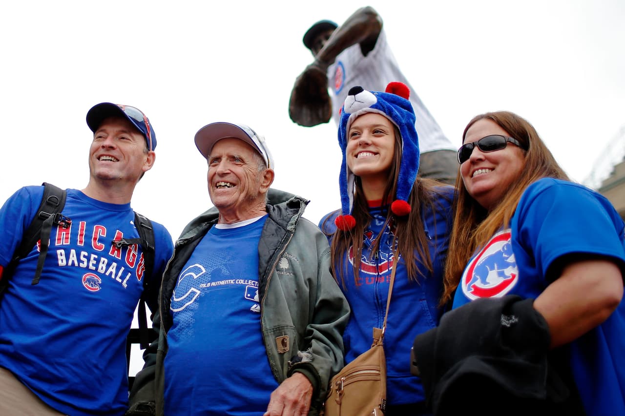 Desde temprano Fans los Cubs se dieron cita en el Wrigley Field por el cuarto juego contra los Cardenales. Hoy podría hacerse historia.